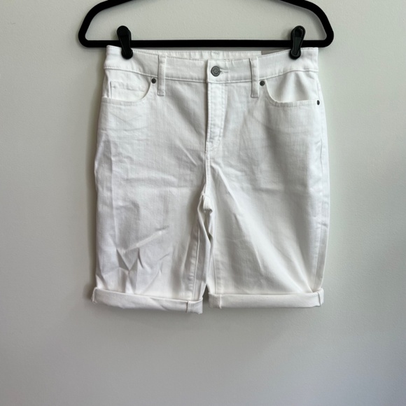 NWT Chico's White Flat Front Bermuda Shorts Cotton Blend Walking Sz 00- 2R - Picture 1 of 16